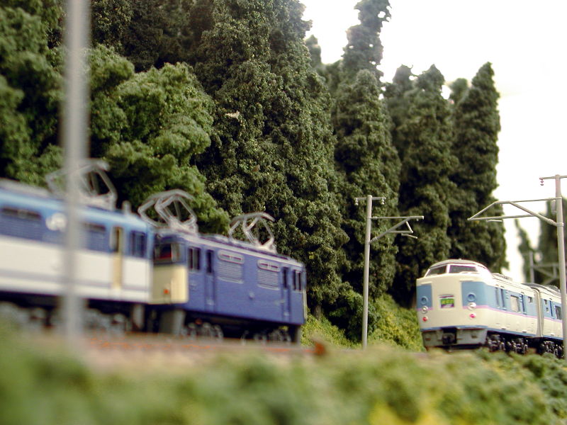 中央東線の「あずさ」と貨物列車