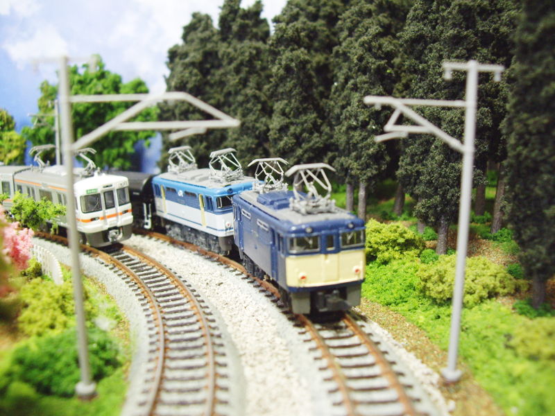 木曽路を行くEF64形重連の貨物列車