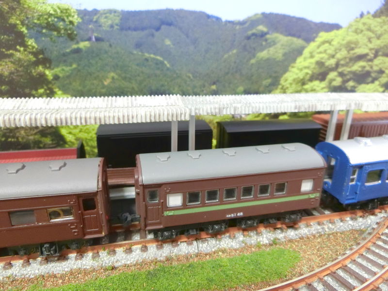 旧型客車の急行列車が駅に到着